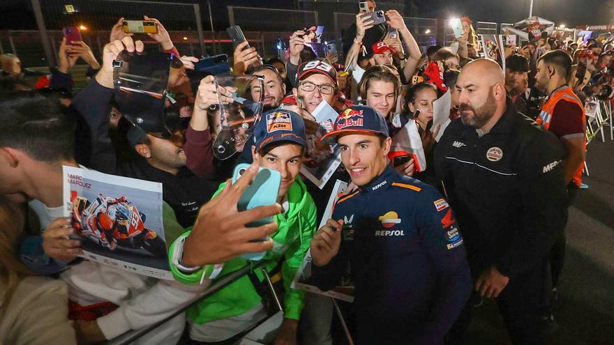 Más de 2.000 aficionados disfrutan del Pit Walk con Marc Márquez y los pilotos de MotoGP