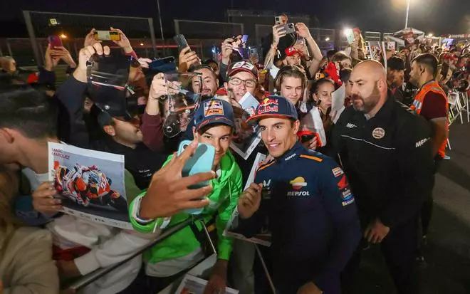 Más de 2.000 aficionados disfrutan del Pit Walk con Marc Márquez y los pilotos de MotoGP