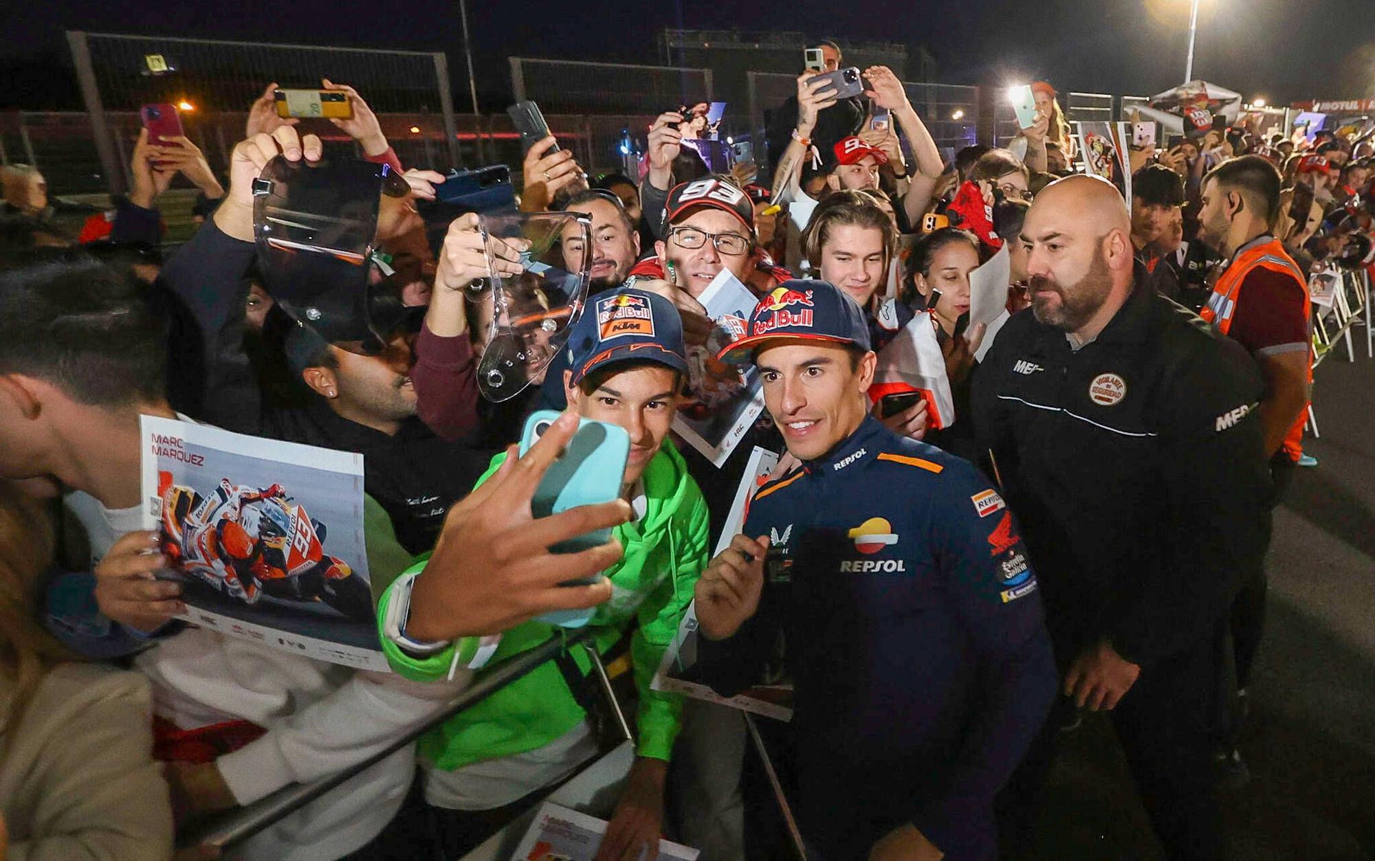 Más de 2.000 aficionados disfrutan del pitwalk con Marc Márquez y los pilotos de MotoGP