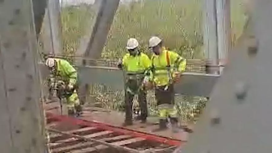Así repara el Adif el puente de hierro dañado por el incendio de cañas entre Alzira y Carcaixent