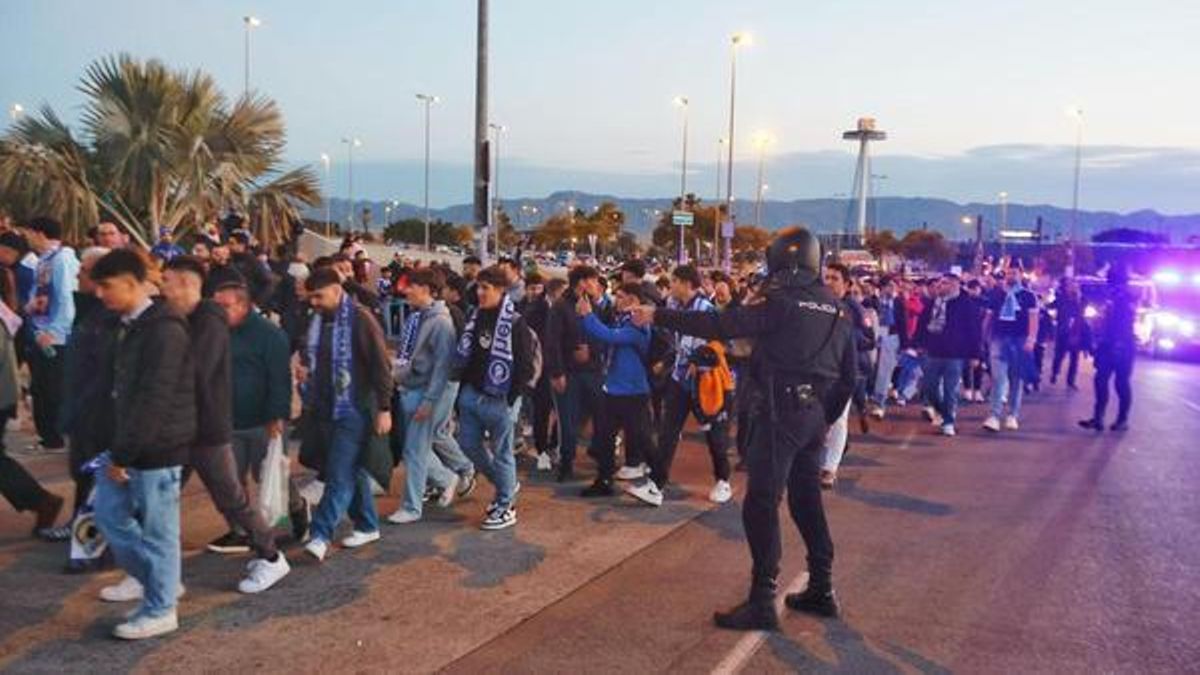 La policía en los exteriores de Nueva Condomina protegiendo a los aficionados del Hércules