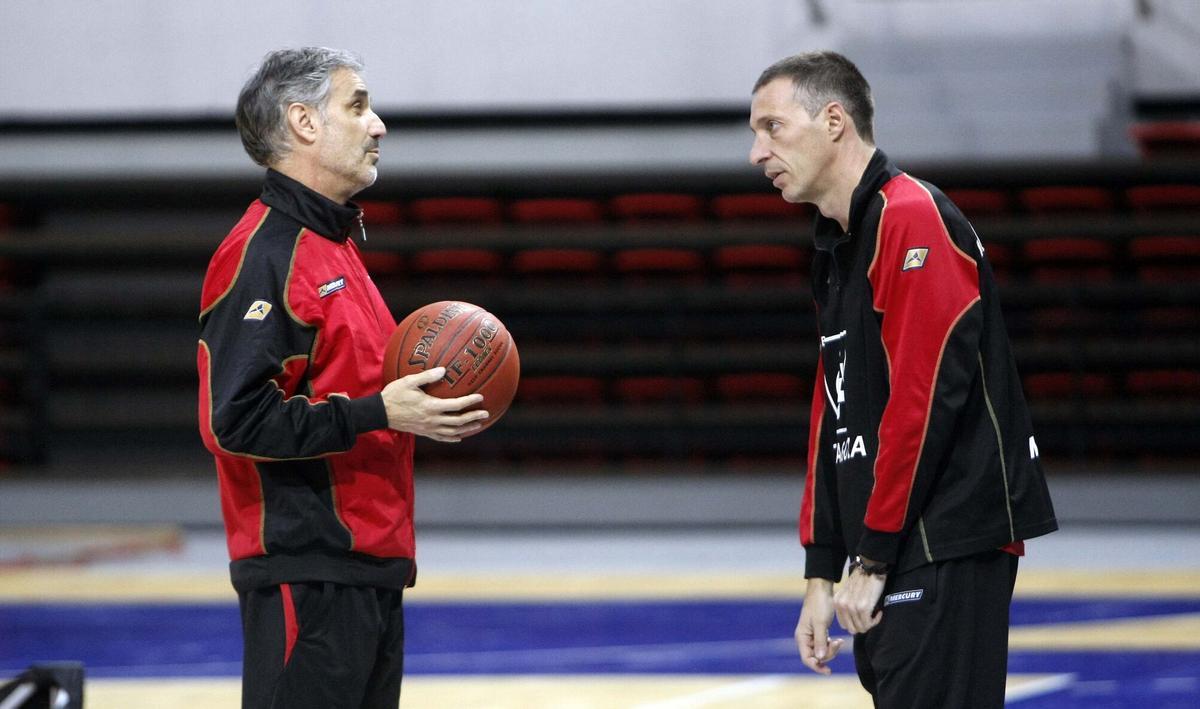 SESION DE ENTRENAMIENTO DEL CAI ZARAGOZA DE BALONCESTO EN EL PABELLON PRINCIPE FELIPE. JOSE LUIS ABOS (IZDA) Y JOAQUIN RUIZ LORENTE. BALONCESTO. EQUIPOS. ZARAGOZA. CAI