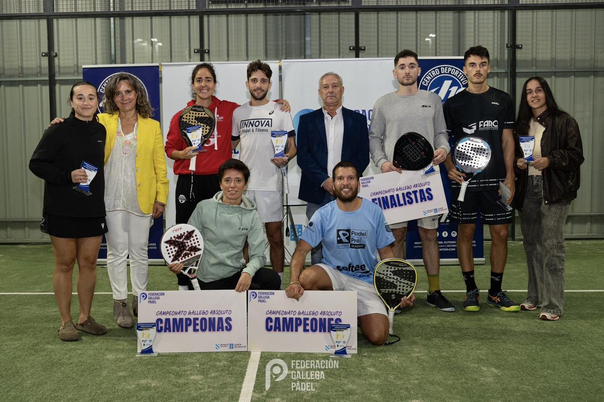 Fernández Prado, en el centro, en septiembre con los campeones absolutos gallegos de pádel