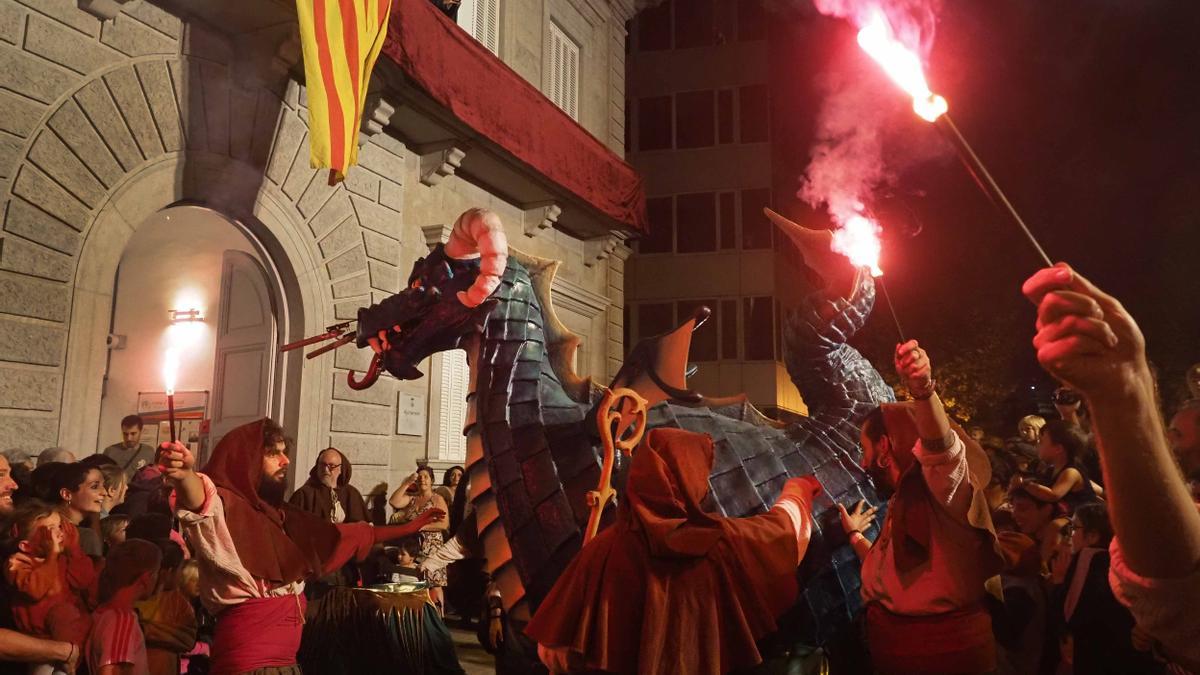 Sortida i ball del Drac a l’inici de la Festa Major de Banyoles.