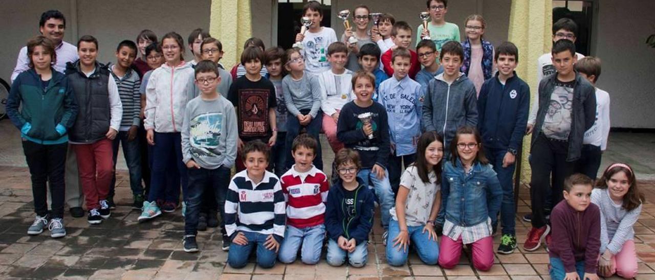 Foto de familia de los participantes en el torneo escolar de Llevant.