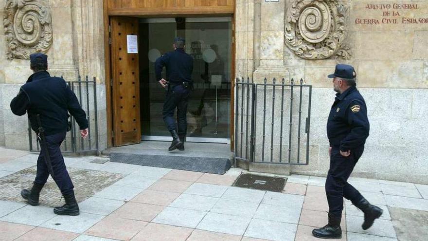 Agentes de policía ante el Archivo General de la Guerra Civil, en Salamanca.