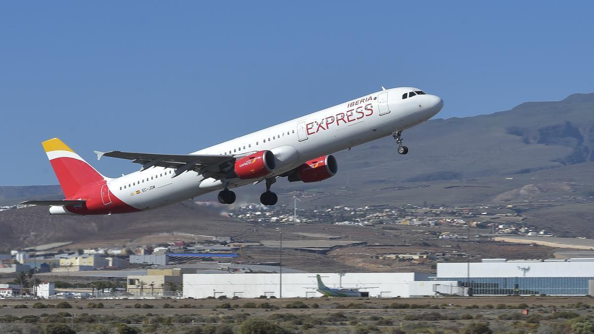 Despegue de un avión en el aeropuerto de Gran Canaria.