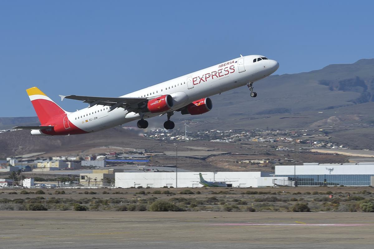 Despegue de un avión en el aeropuerto de Gran Canaria.