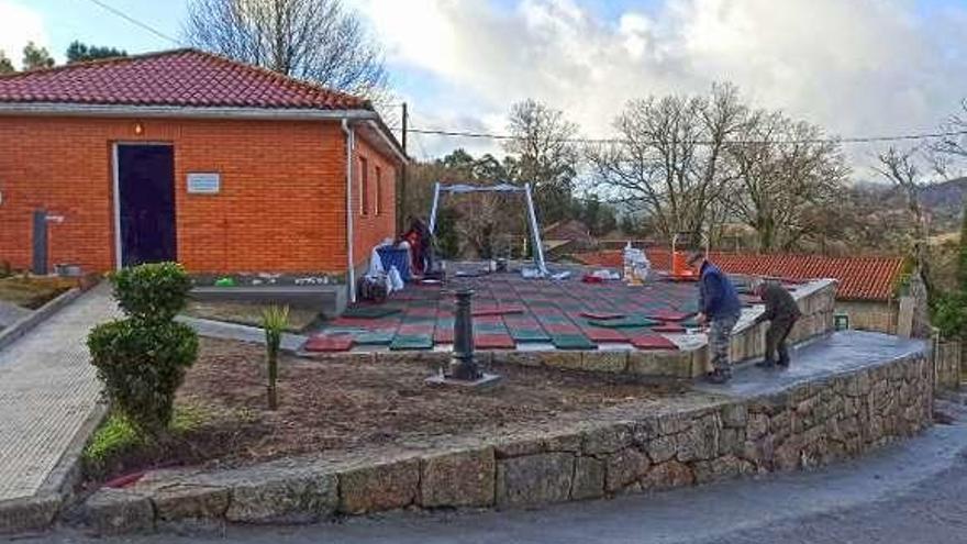 Instalación del solado de caucho en el nuevo parque infantil. // FdV