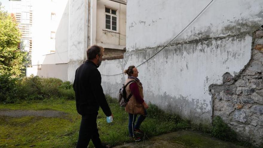 número 23 de ruiz gómez. Al picar en la fachada trasera de este edificio, los arqueólogos han descubierto restos de muralla; creen que se conserva un tramo de 17,39 metros de longitud y 2,20 metros de altura.