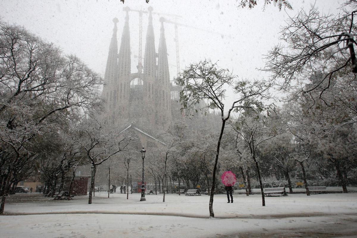 La Sagrada Familia con nieve en la gran nevada de 2010 en Barcelona.