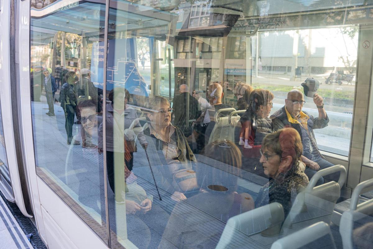 El tranvía se estrena entre Glòries y Verdaguer entre expectación vecinal y sin acto político