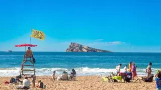 Llega el verano a las playas de Benidorm: así es el refuerzo de socorrismo y limpieza