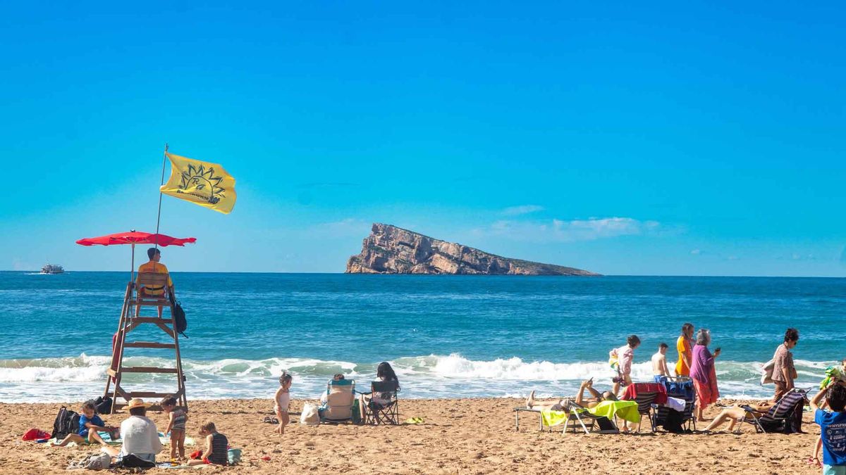 Uno de los socorristas en la playa de Levante de Benidorm.
