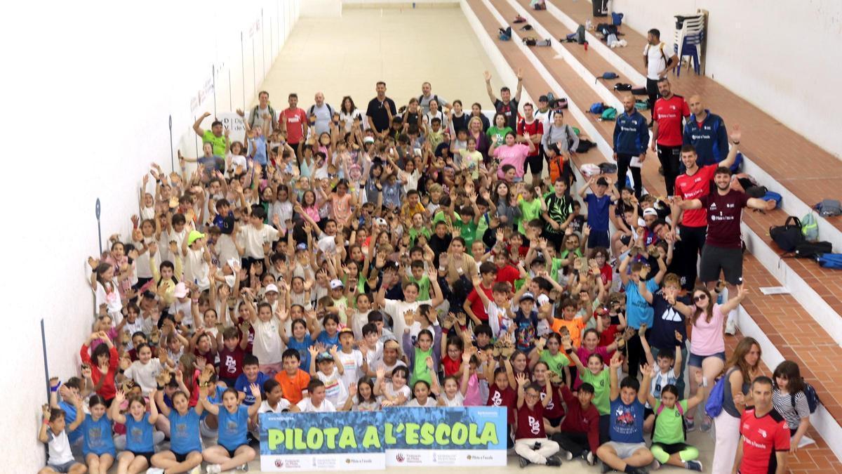 Foto de grup al trinquet d'Ontinyent