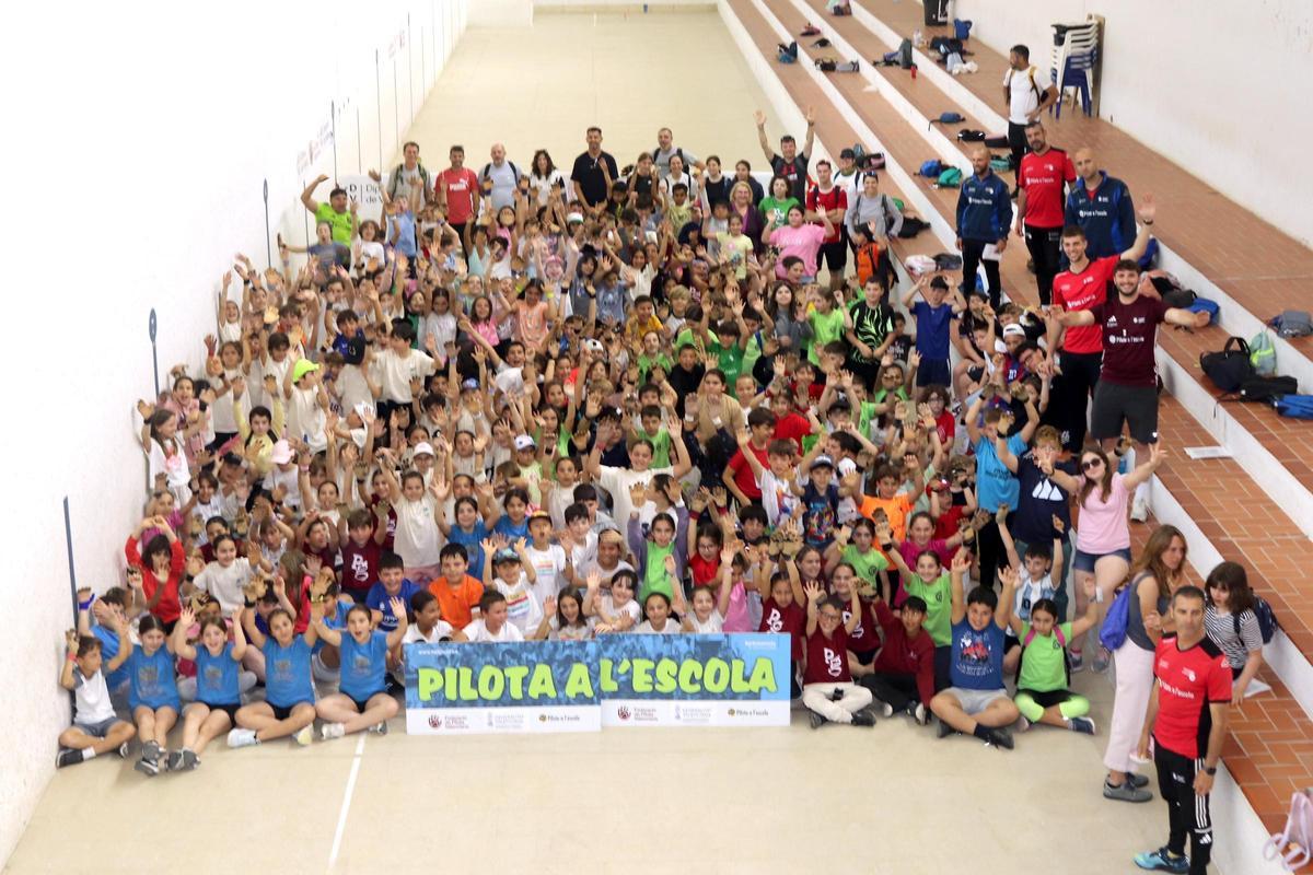 Foto de grup al trinquet d'Ontinyent