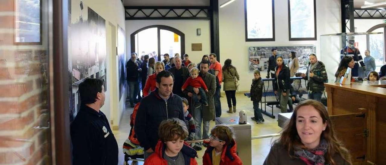 Viajeros esperando ayer, en la última jornada de apertura, para subir al tren minero.