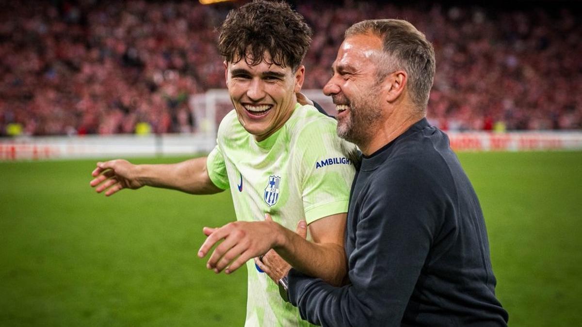 Pau Cubarsí y Flick, tras acabar la Liga en San Mamés con el Athletic-Barça. Pau Cubarsí y Flick, tras acabar la Liga en San Mamés con el Athletic-Barça.