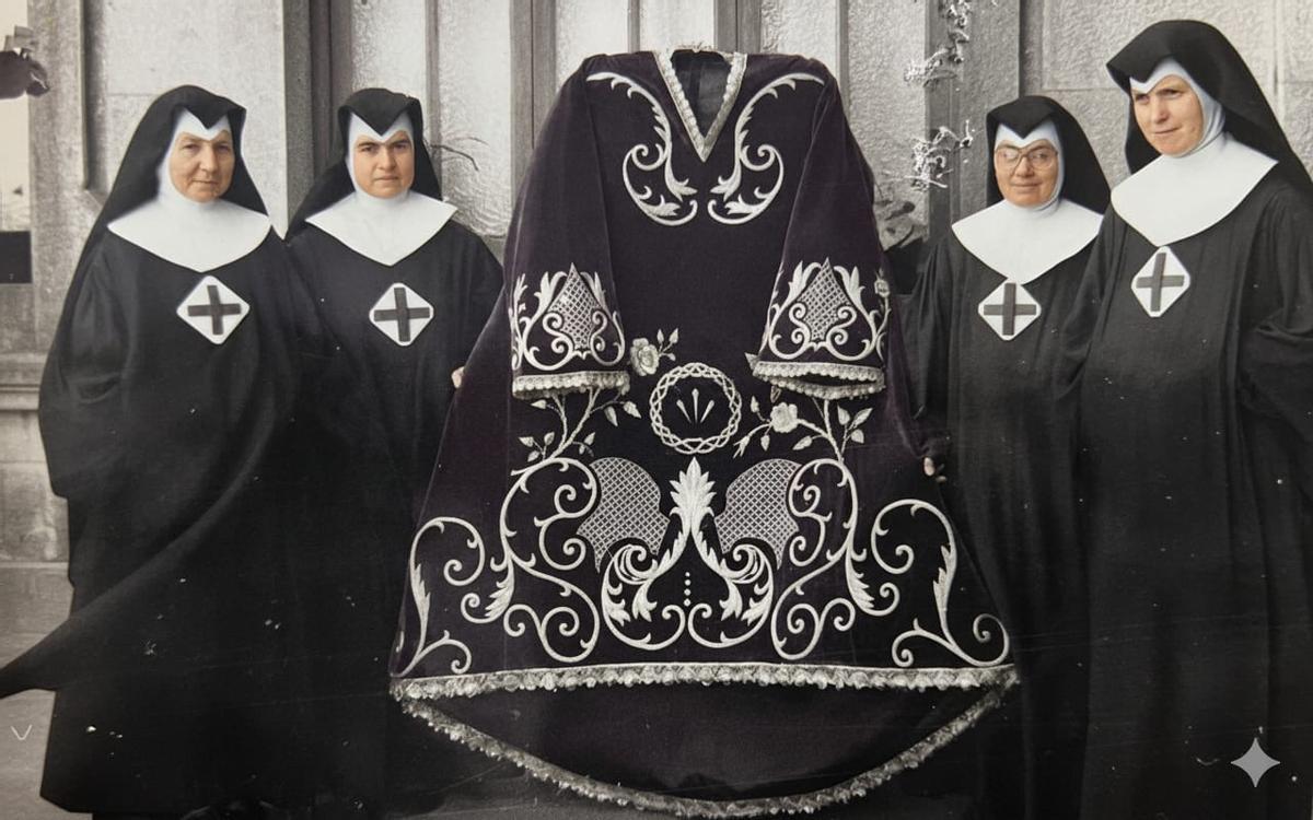 Antiguas hermanas trinitarias con una prenda religiosa bordada por la congregación en Málaga.
