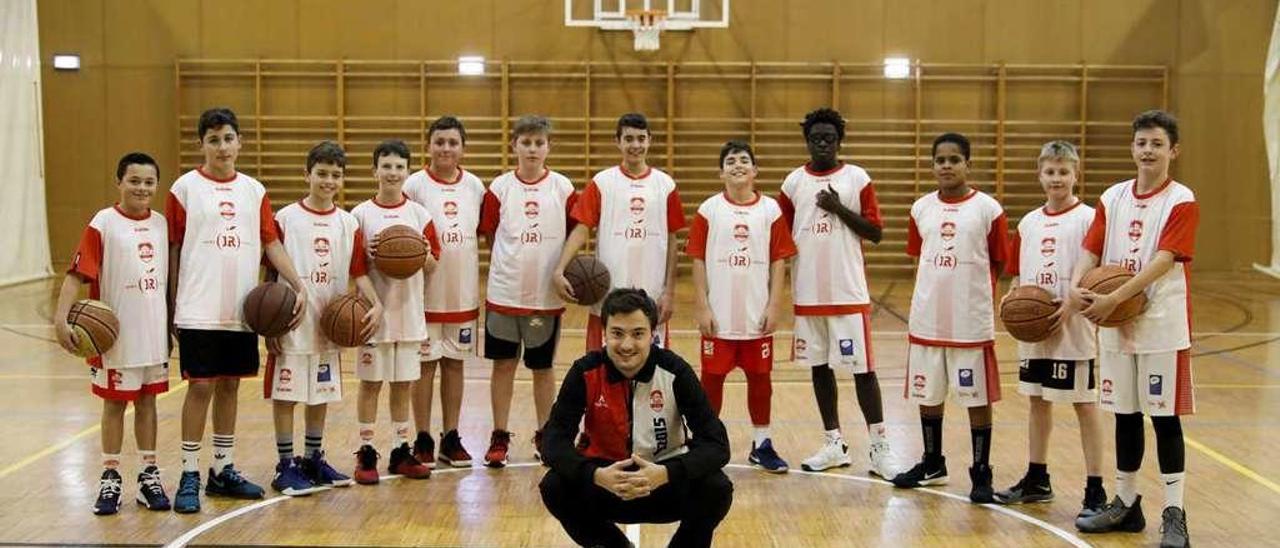 Los componentes del equipo invicto de Segunda infantil del Gijón Basket, con su entrenador, Bruno Ramos.