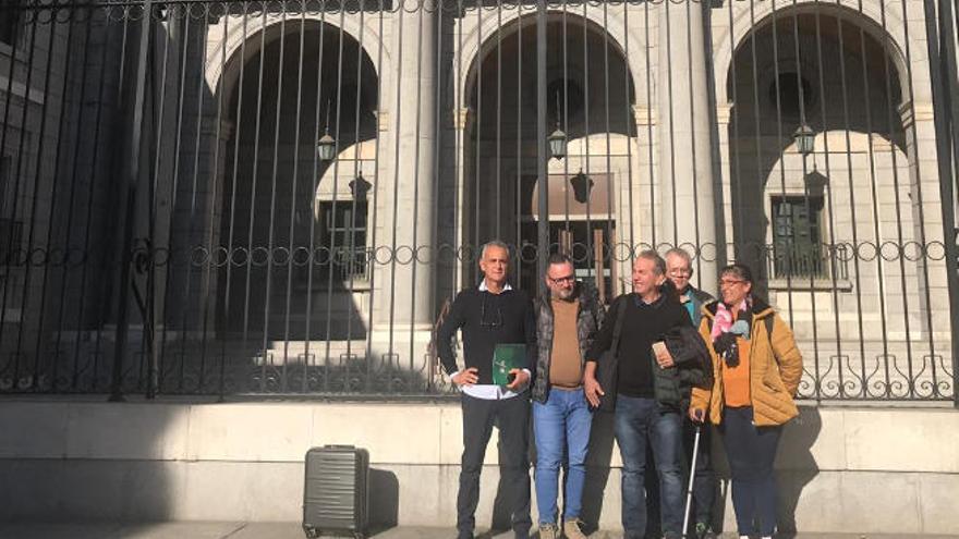 Representantes de los trabajadores del Oliva Beach ante las puertas del Ministerio de Transición Ecológica, en Madrid.