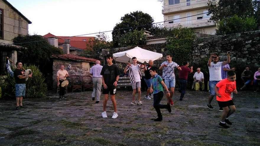 Un momento del último ensayo previo a la danza de hoy, ayer en O Hío. // G.N.