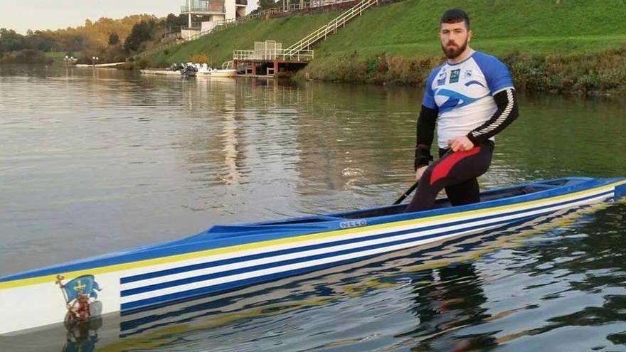 David Fernández posa en Trasona con su nueva canoa.