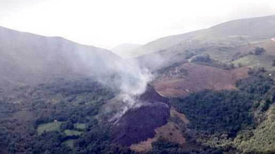 El incendio de Belmonte de Miranda ayer por la tarde.