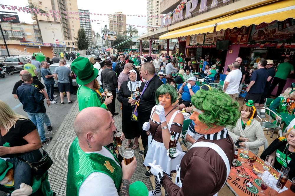 Las calles de la zona de pubs ingleses se tiñen de una marea verde que, como es tradición, conmemora esta fiesta irlandesa por todo lo alto