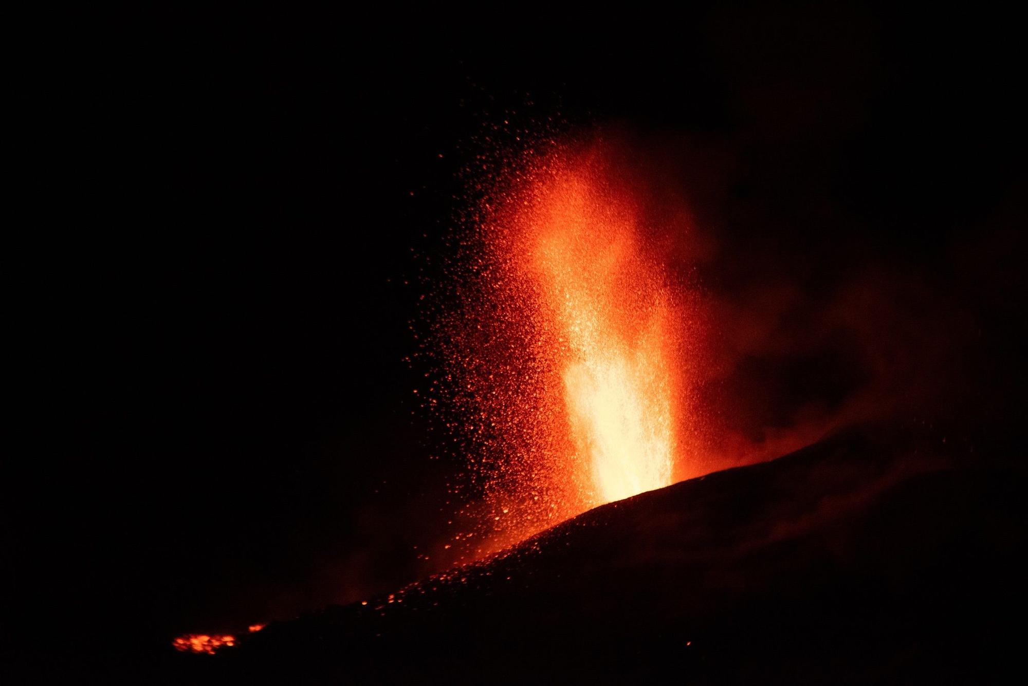 El volcán de La Palma en todo su esplendor durante la noche