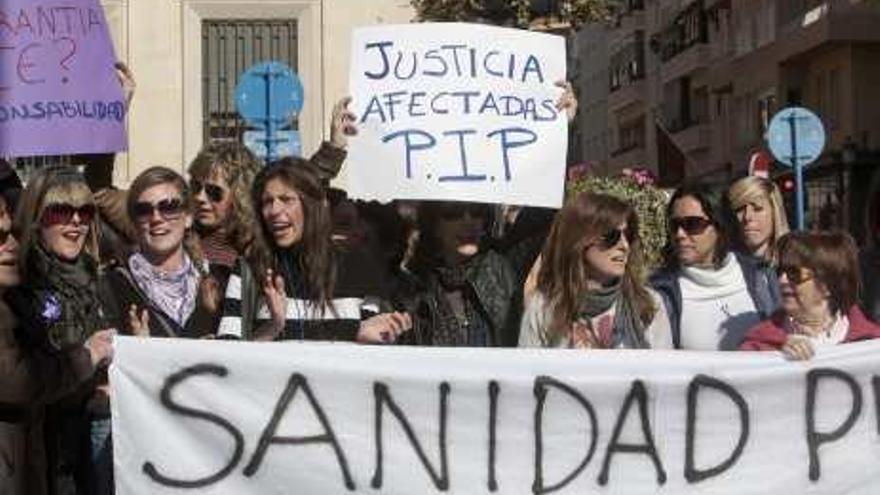 Manifestación de un grupo de afectadas por las PIP.