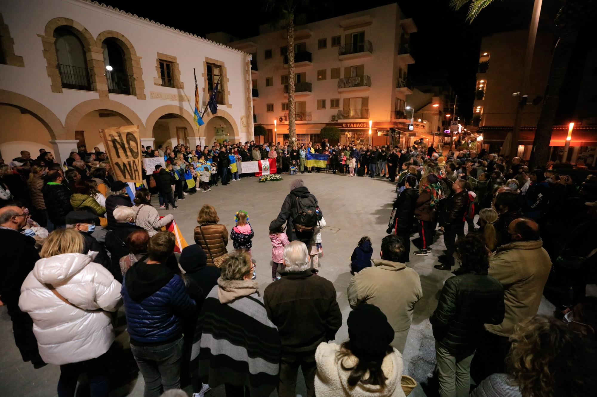 400 personas se concentran en Ibiza para apoyar a la colonia ucrania