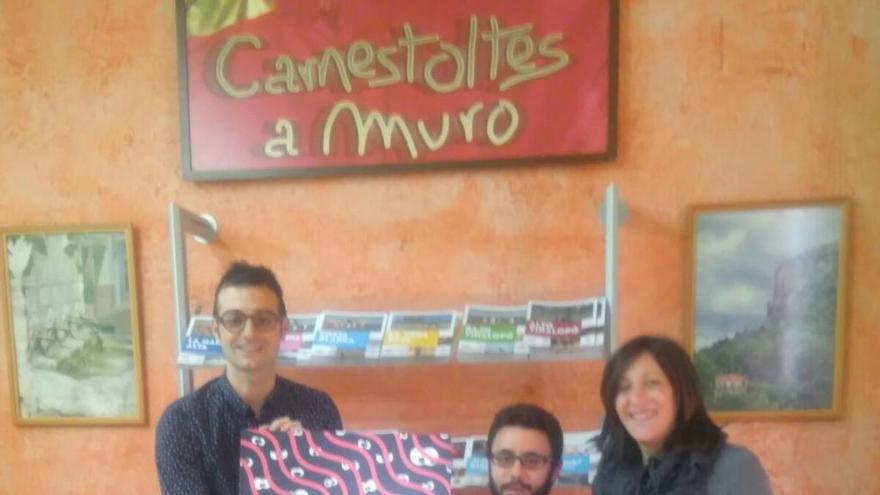 El murero Pablo Vilaplana firma el cartel que anuncia el Carnaval de 2017