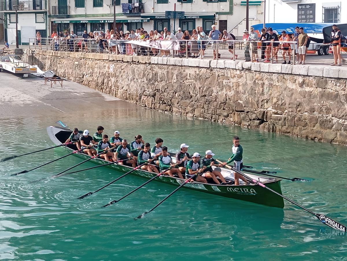 La trainera de Samertolaméu Oversea, este martes en Donosti antes del último entrenamiento para la clasificatoria de La Concha. La trainera de Samertolaméu Oversea, este martes en Donosti antes del último entrenamiento para la clasificatoria de La Concha.