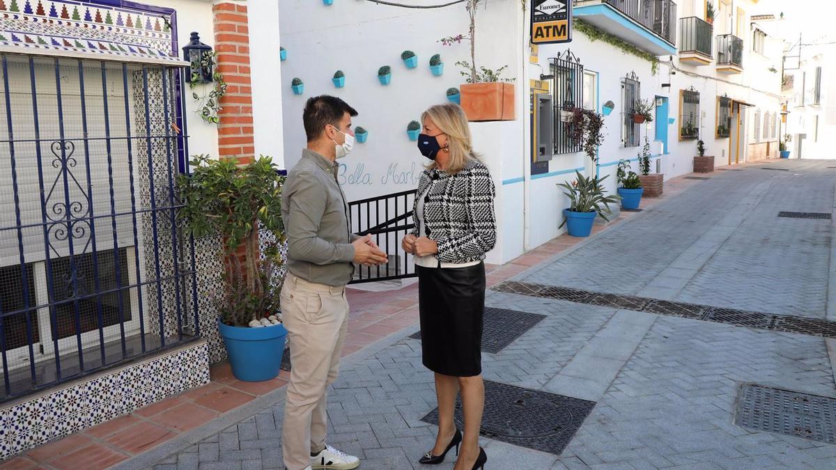 La alcaldesa de Marbella visita la remodelación de una calle