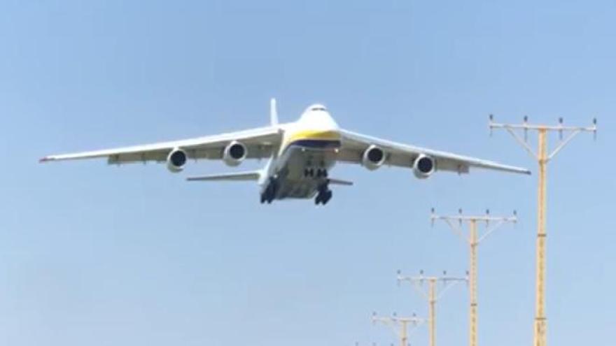 Un dels avions més grans del món aterra a Girona