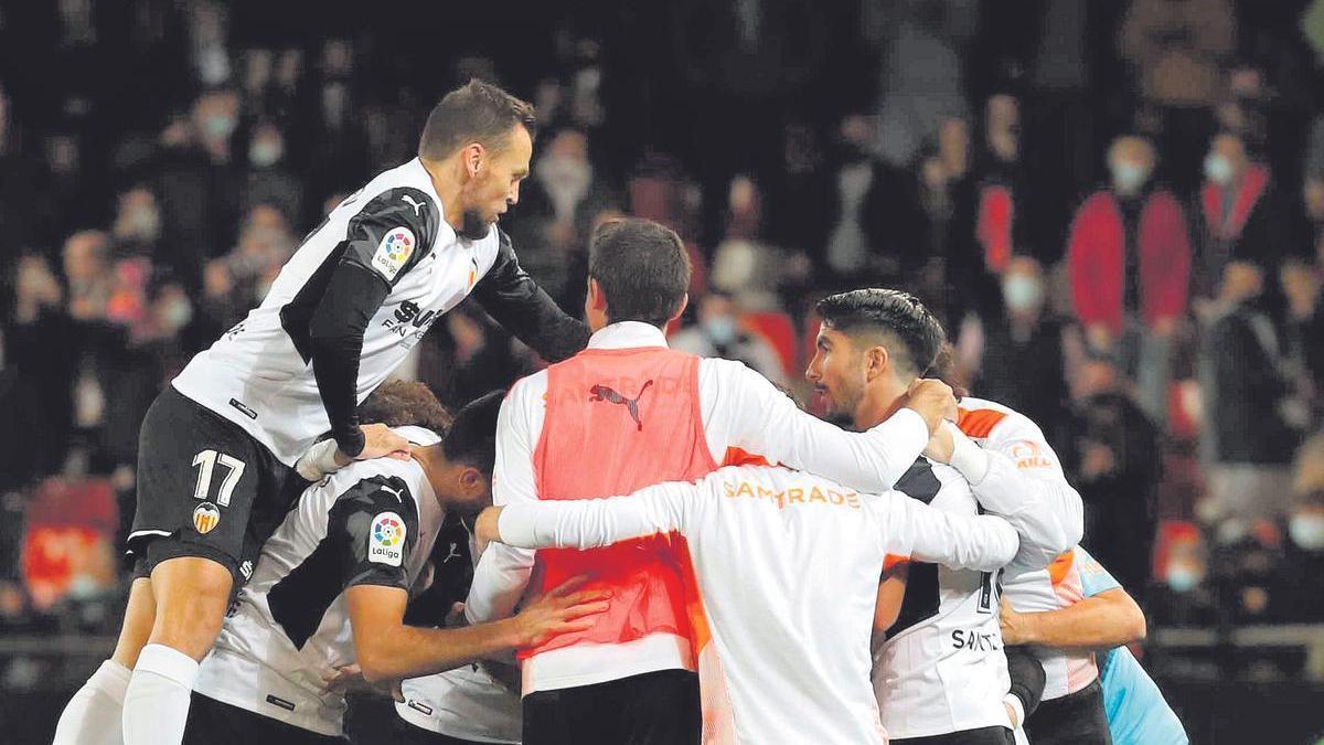 Los jugadores del Valencia CF celebran un gol