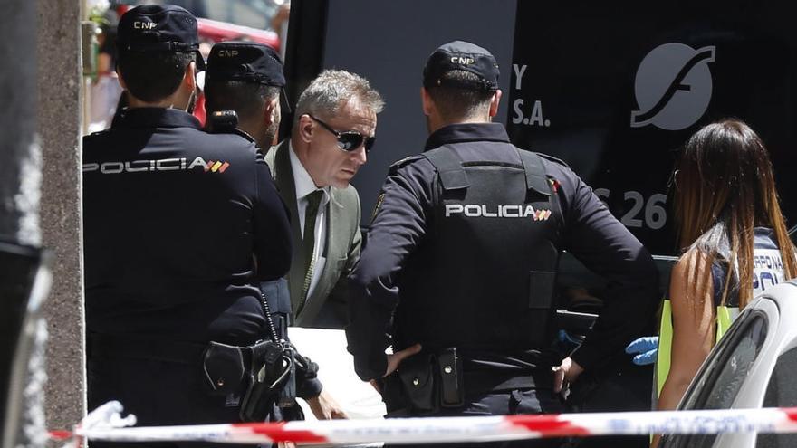 Agentes de Policía Nacional en la escena de un crimen machista // Paco Campos (Efe)