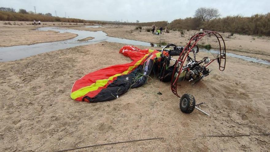 El pilot d’un parapent a motor resulta ferit al caure sobre el riu Tordera quan el sobrevolava