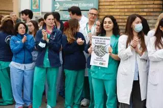 Concentración de los médicos a las puertas del hospital Miguel Servet en la última jornada de huelga, este viernes.