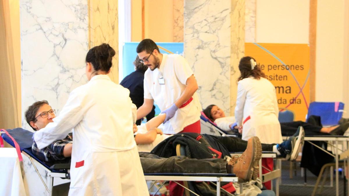 Donants de sang i infermeres del Banc de Sang i Teixits a l'hotel Avenida Palace de Barcelona, en la primera jornada de la Marató de donants de sang de Catalunya.