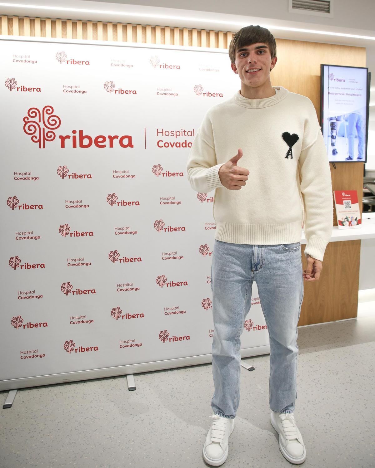 Andrés Cuenca, tras pasar reconocimiento médico con el Sporting de Gijón.
