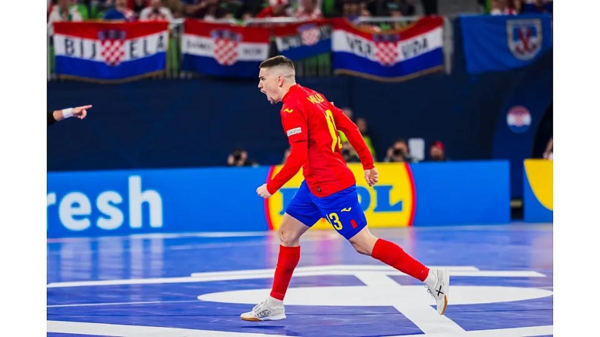 Miguel Ángel Mellado, jugador murciano del Jimbee Cartagena, celebra el seguno tanto de la selección española
