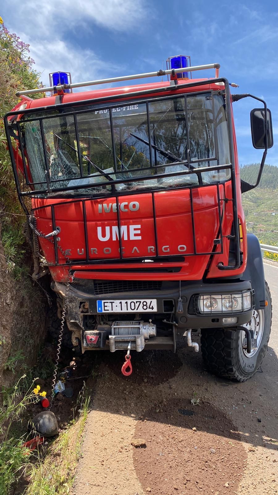 Un camión de la UME se estrella contra un talud tras sufrir una avería