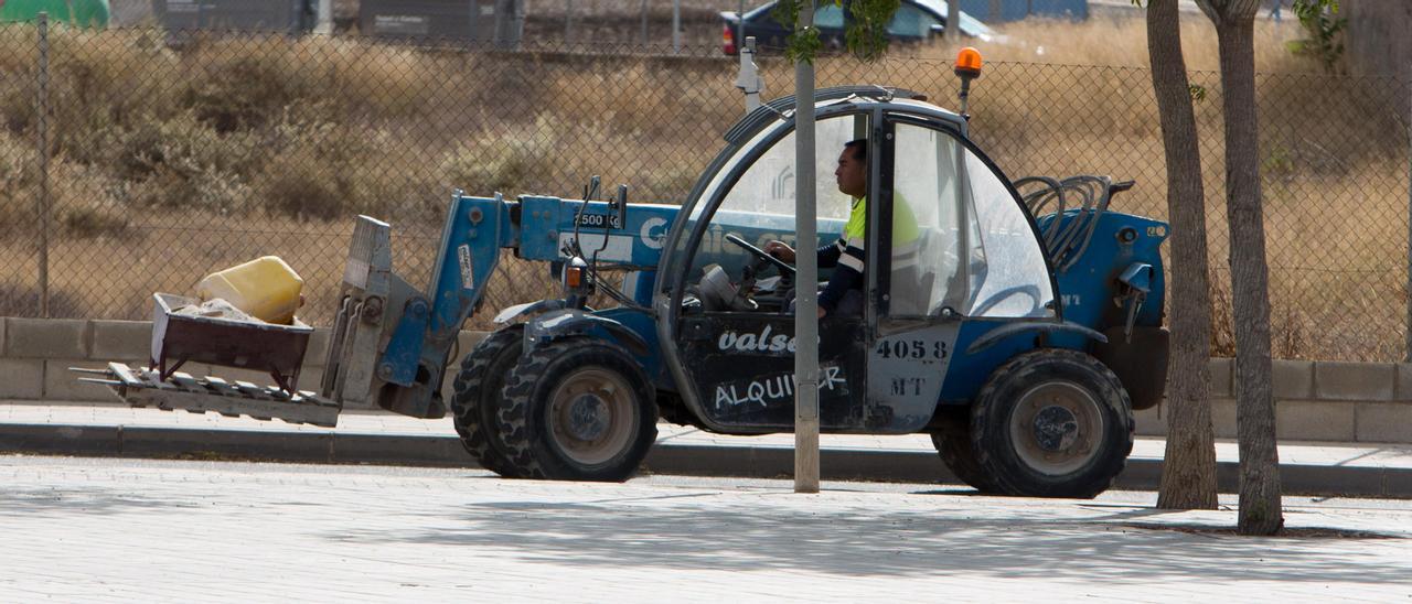 Todavía queda maquinaria de obra en Rabasa, como se aprecia en la imagen de esta mañana