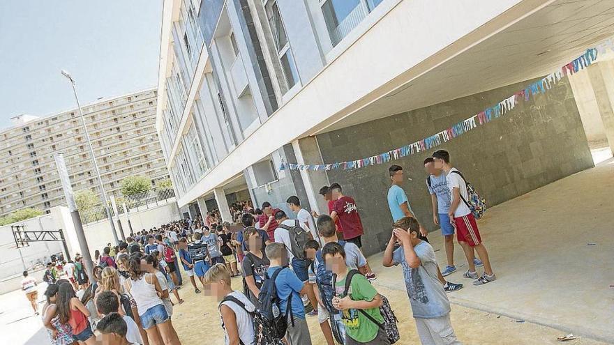 Colegio e instituto comparten instalaciones y ya no hay sitio para todos los alumnos.