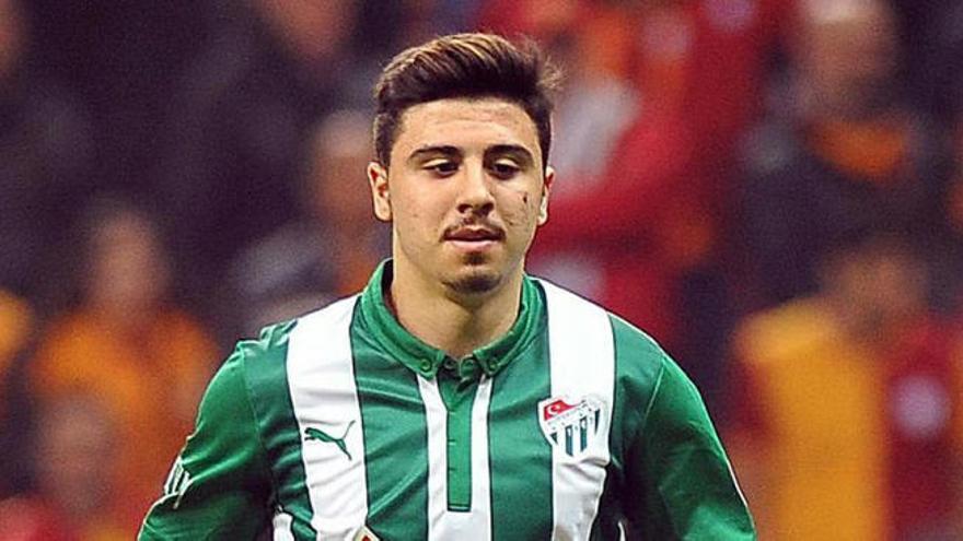 Ozan Tufan se acerca al Valencia