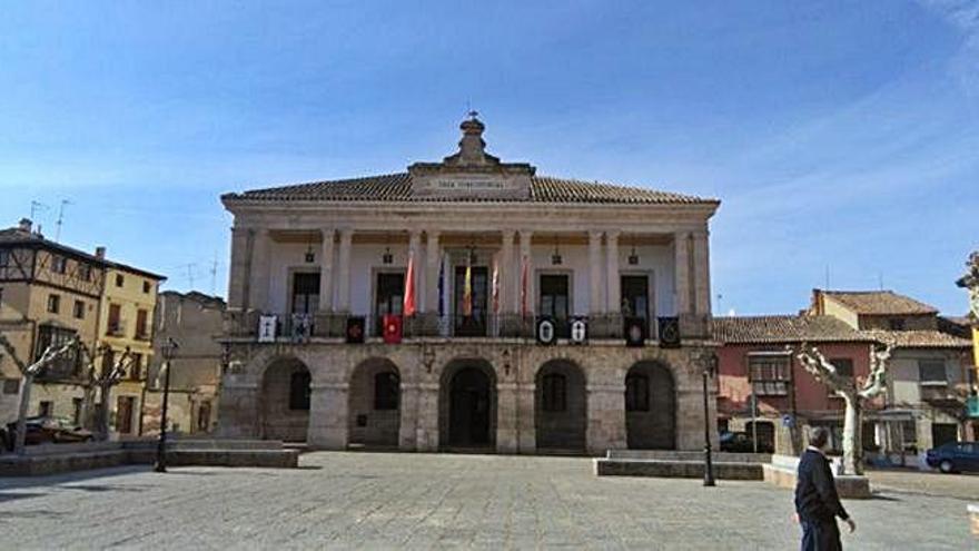 Los reposteros en la balconada del Ayuntamiento anuncian la Pasión