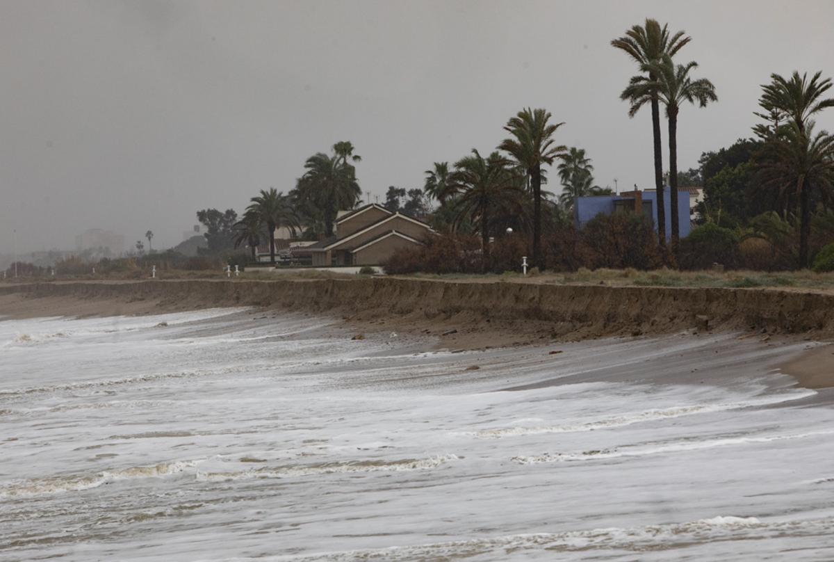 El Temporal estalla contra Cases de Queralt se lleva arena de Malvasur e inunda calles en Almardà El Temporal estalla contra Cases de Queralt se lleva arena de Malvasur e inunda calles en Almardà