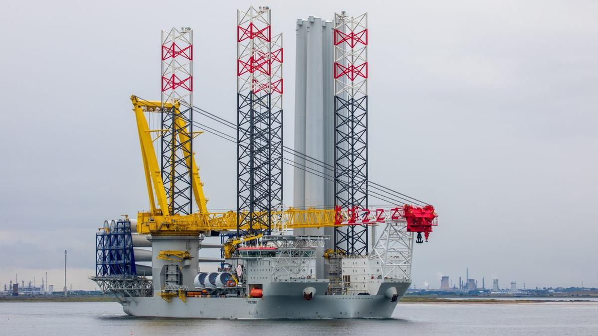 El barco &#039;Voltaire&#039;, que instala las turbinas del mayor parque eólico marino del mundo